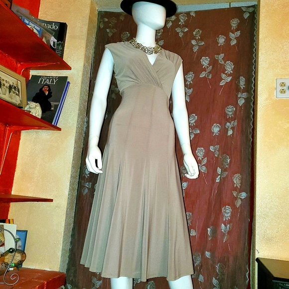 NWT-Gorgous, Elegant, Sexy Figure flattering dress - Picture 4 of 16